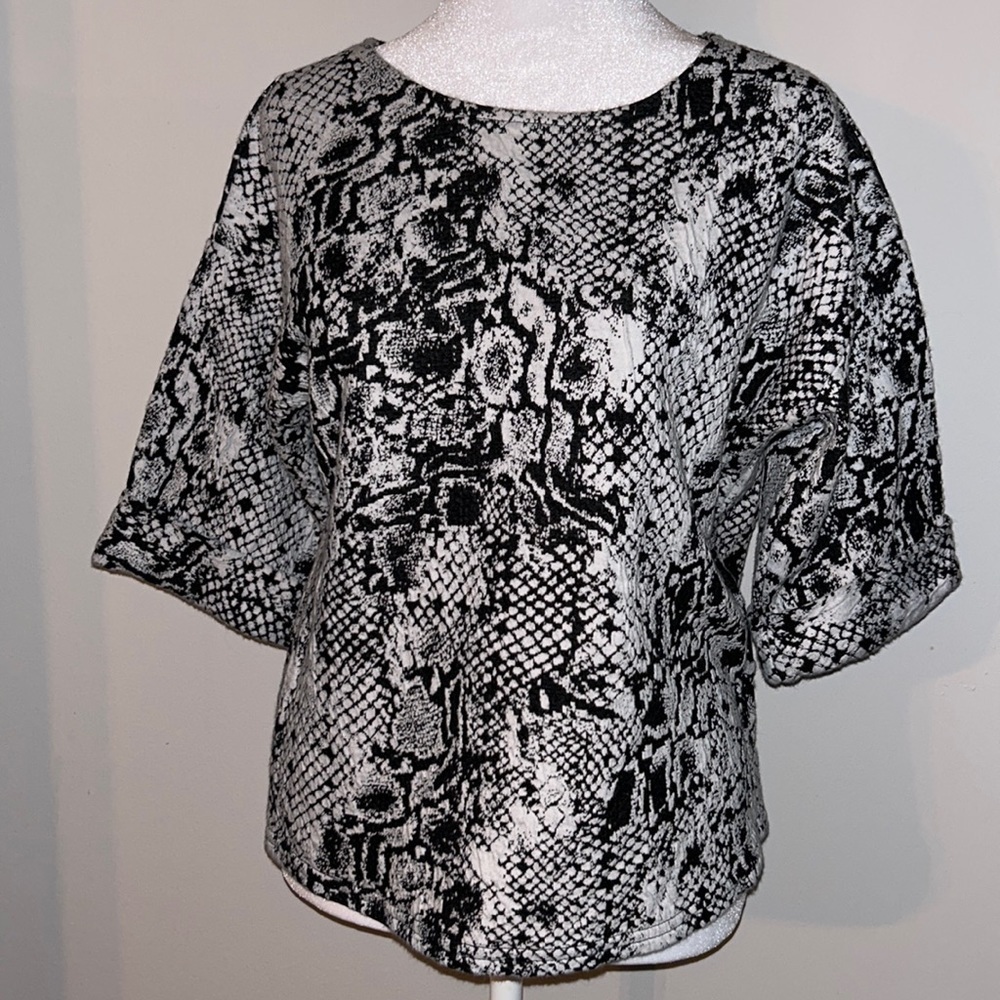 Cotton Innovation Black/White Python 🐍 Print Top Size Small - Picture 2 of 6